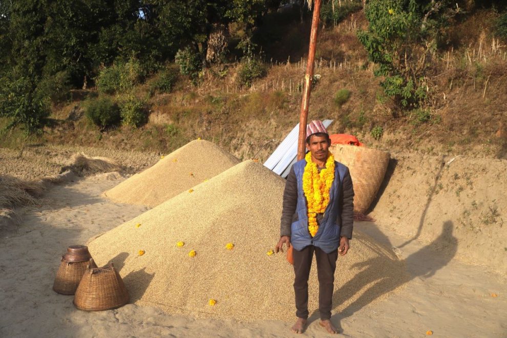 गलामा माला लगाएका मकरबहादुरलाई,स्थानीय सरकारले ५० हजार रूपैयाँसहित सम्मान